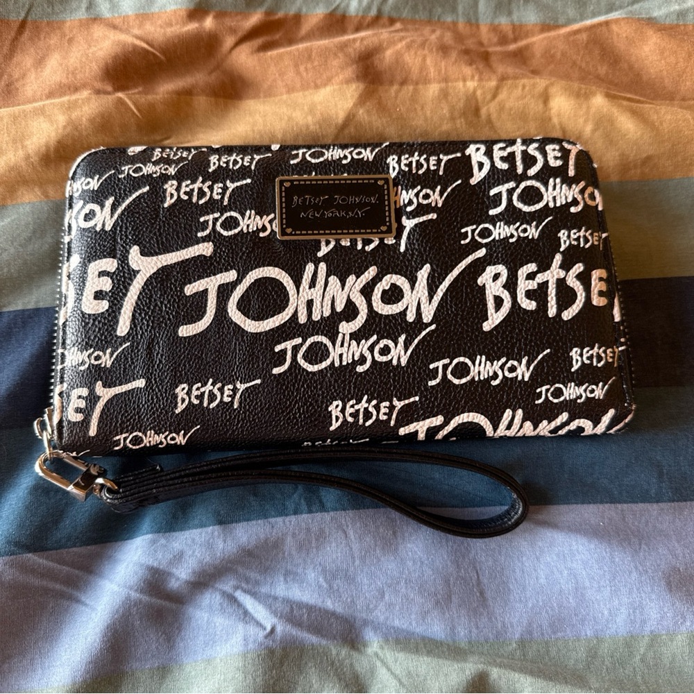 Betsey Johnson 8x5" Graffiti Wallet Large Wristlet Clutch Black White